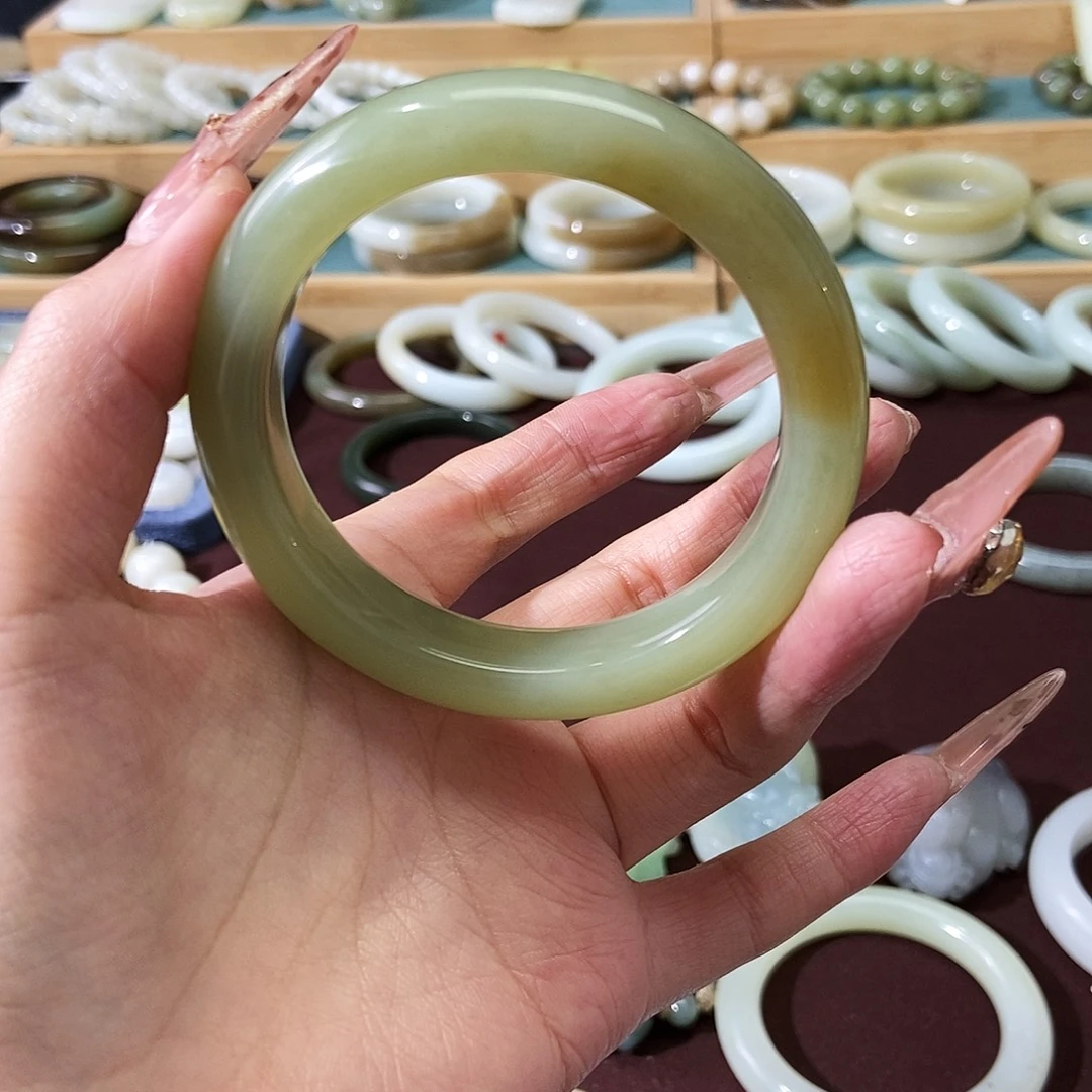 和田玉未镶嵌手镯