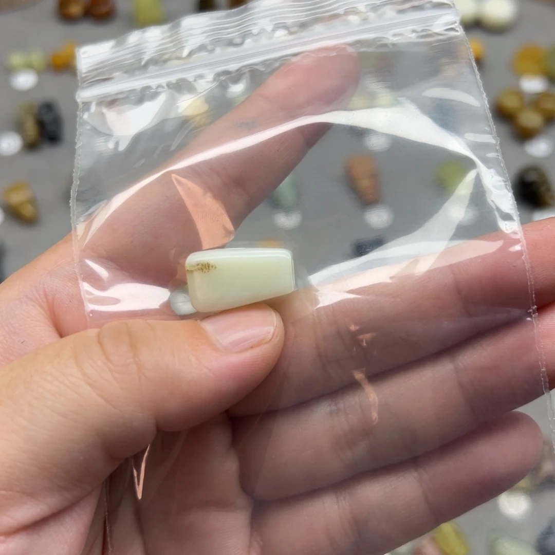 曼***d蛇纹石玉未镶嵌配珠