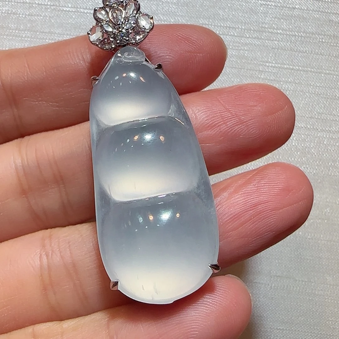 翡翠18K金镶嵌颈饰福豆