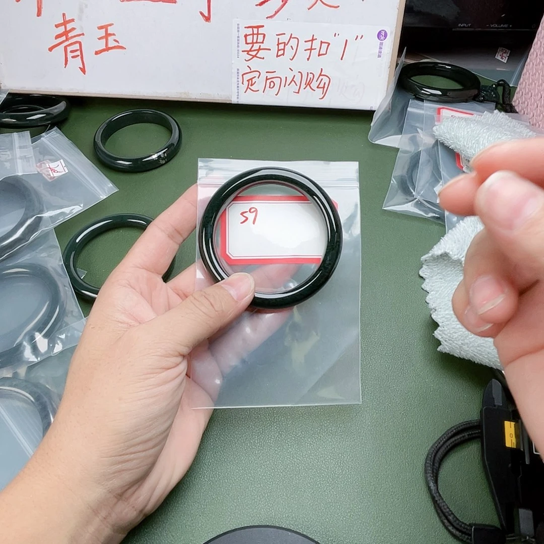 紫***灵未镶嵌手镯和田玉