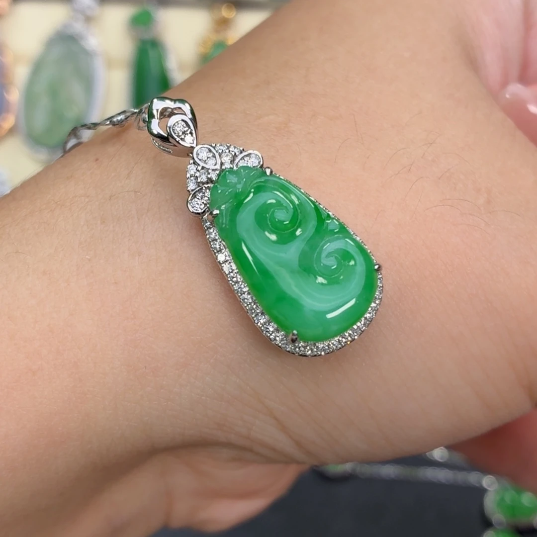 翡翠18K金镶嵌颈饰