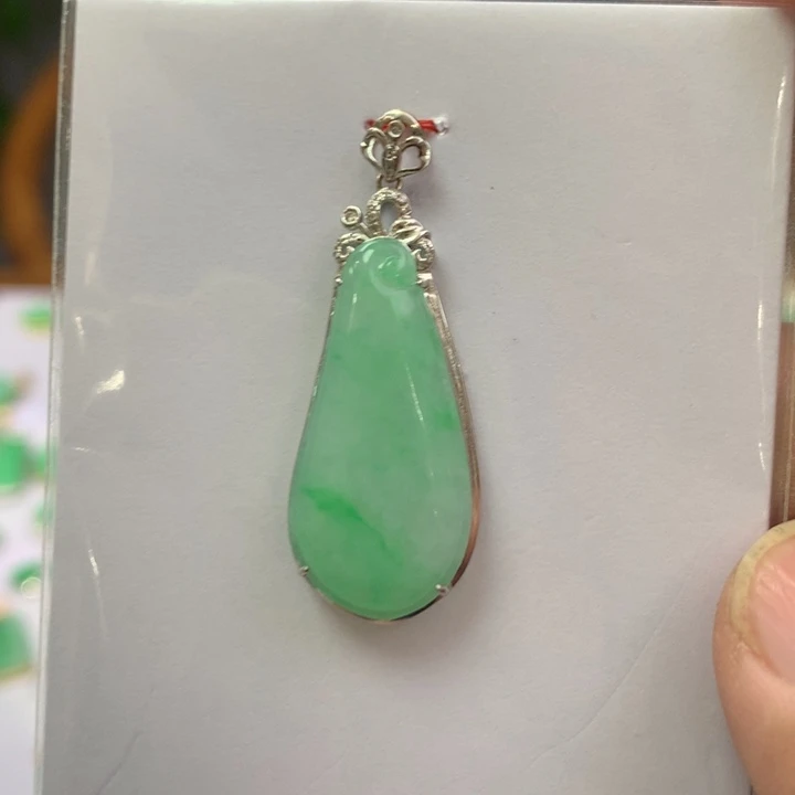 翡翠颈饰18K金镶嵌翡翠