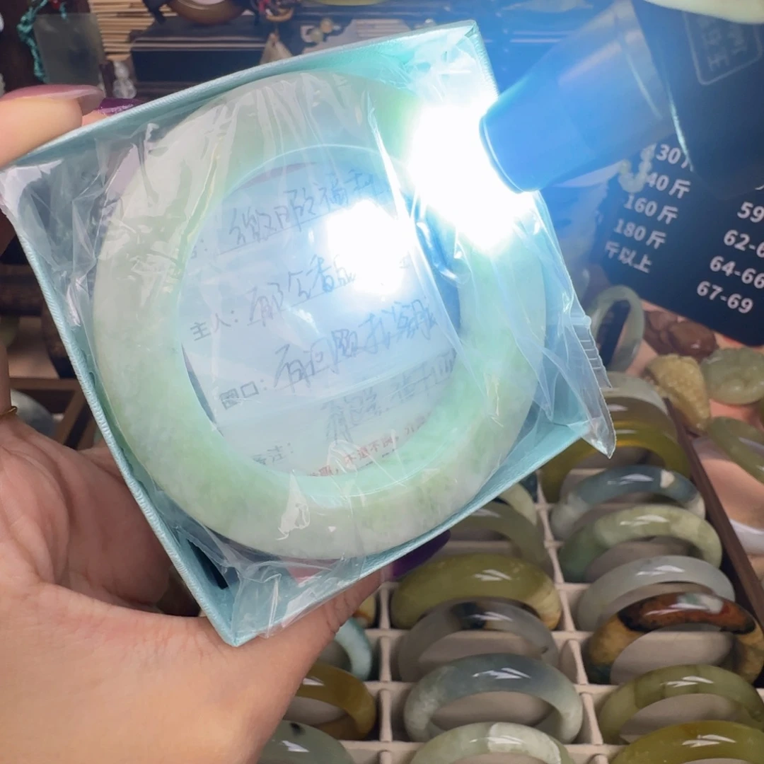 郁***道未镶嵌蛇纹石玉手镯