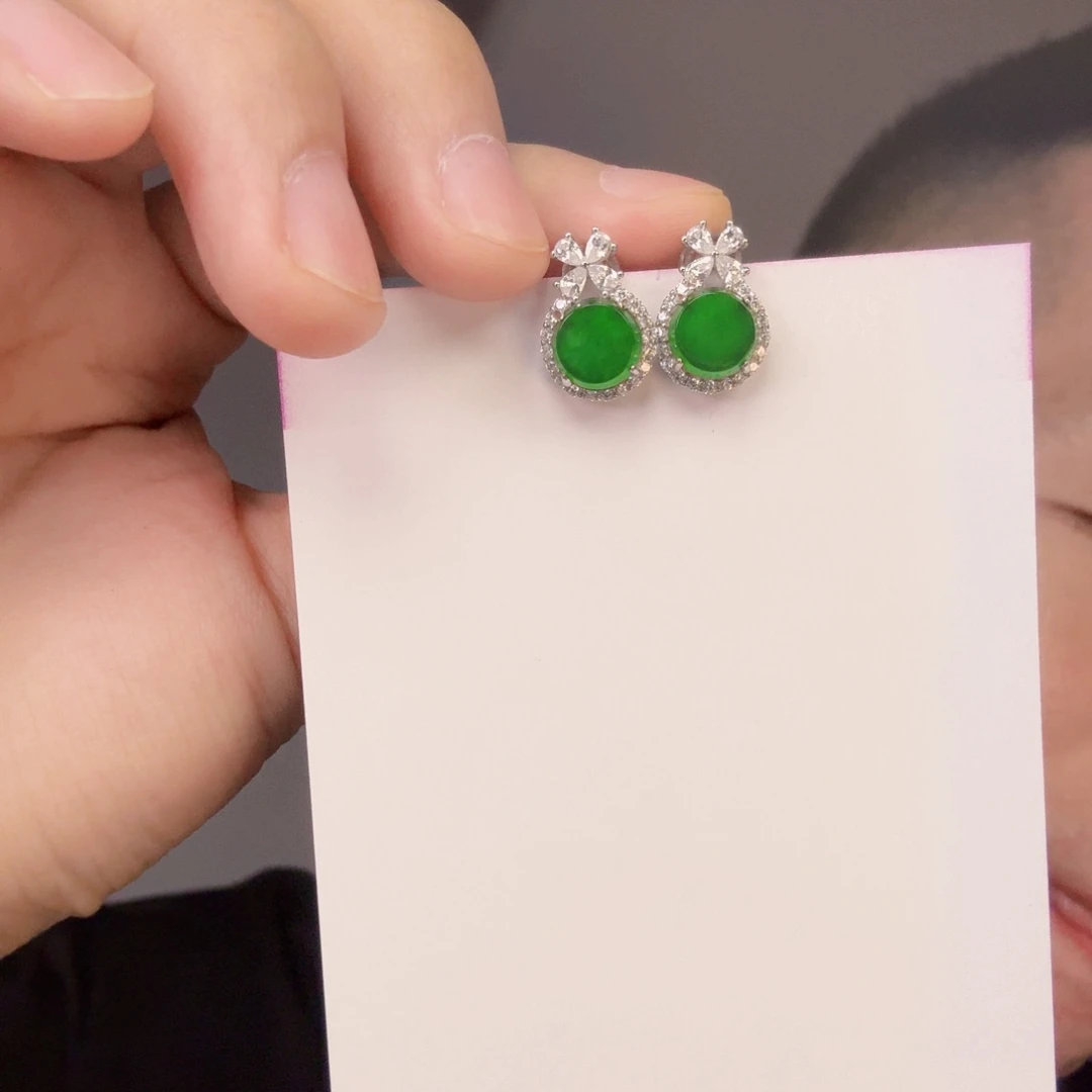 翡翠未镶嵌颈饰一对