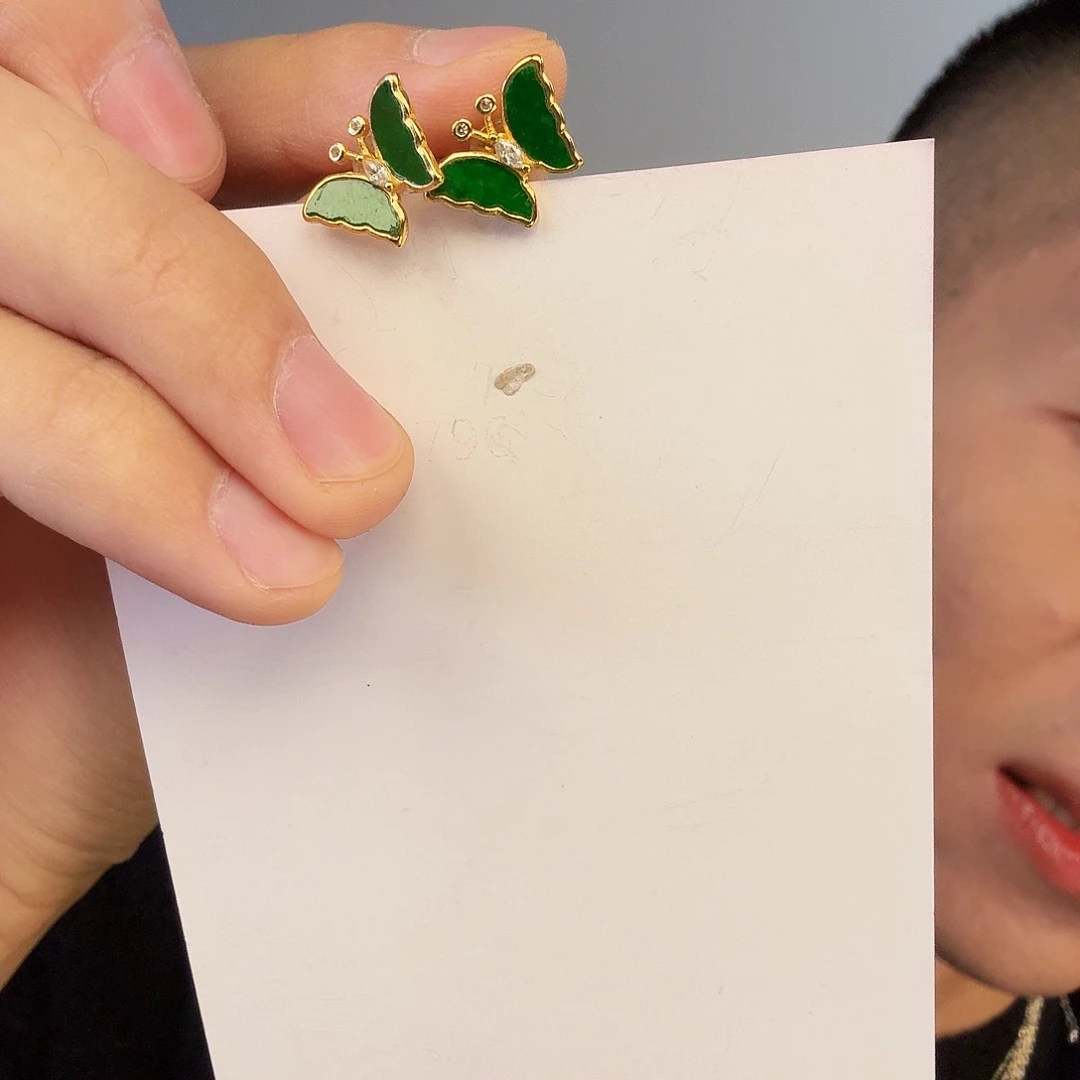 翡翠未镶嵌颈饰一对