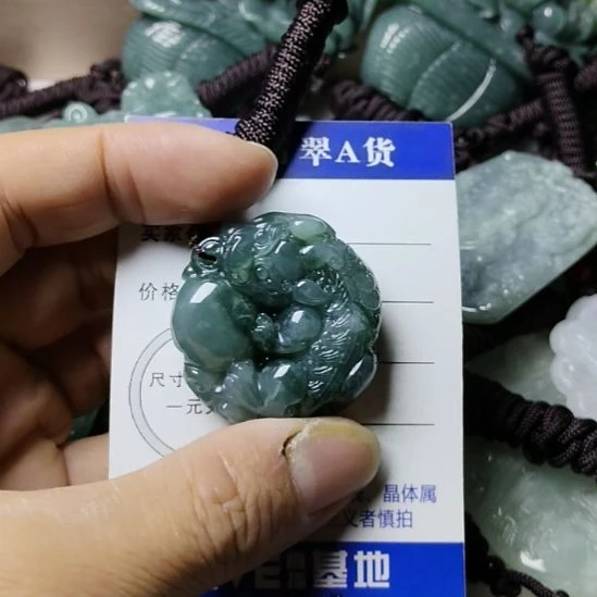 翡翠未镶嵌颈饰挂件