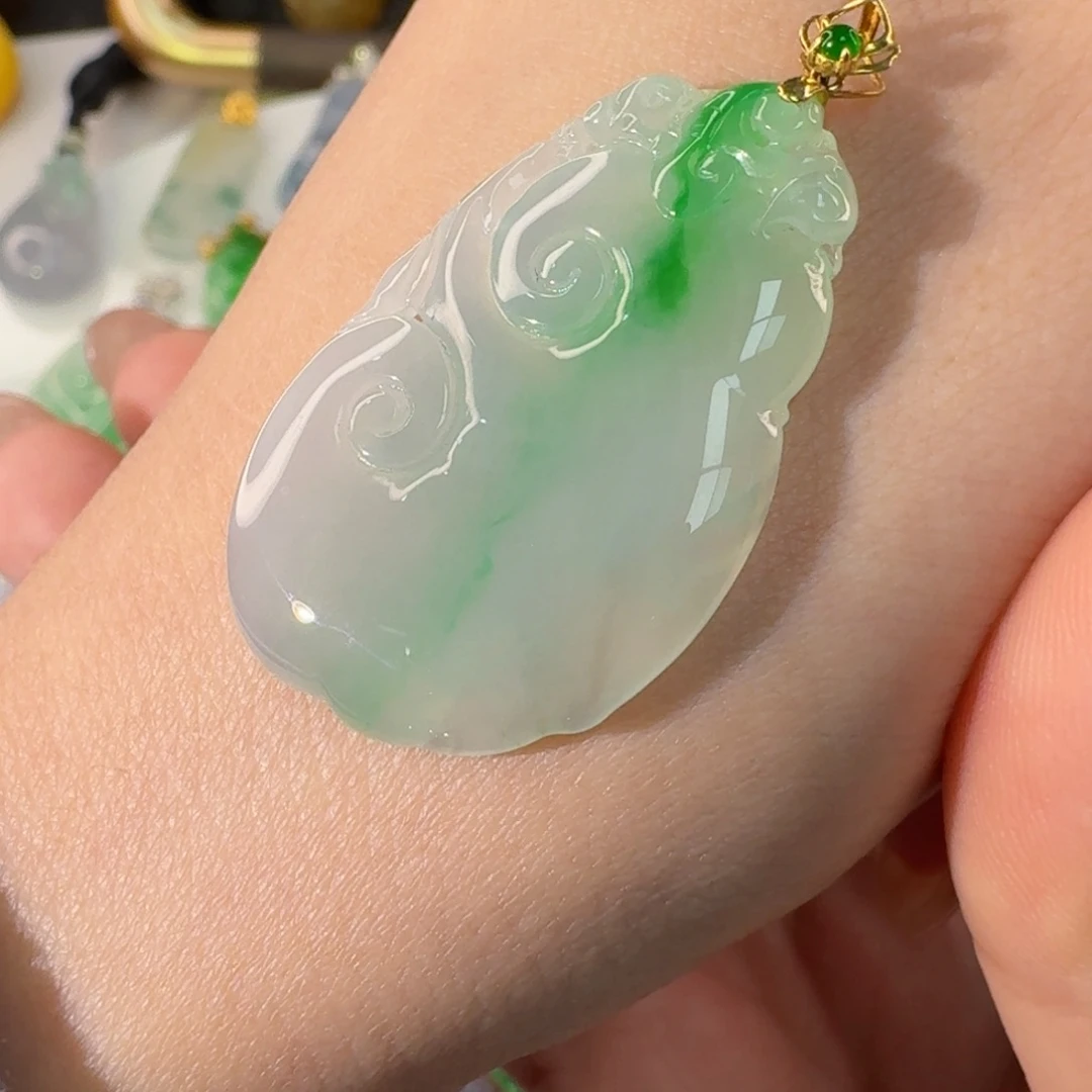 颈饰18K金镶嵌翡翠吊坠