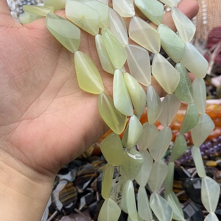 玛瑙/玉髓未镶嵌珠宝半成品一条岫玉