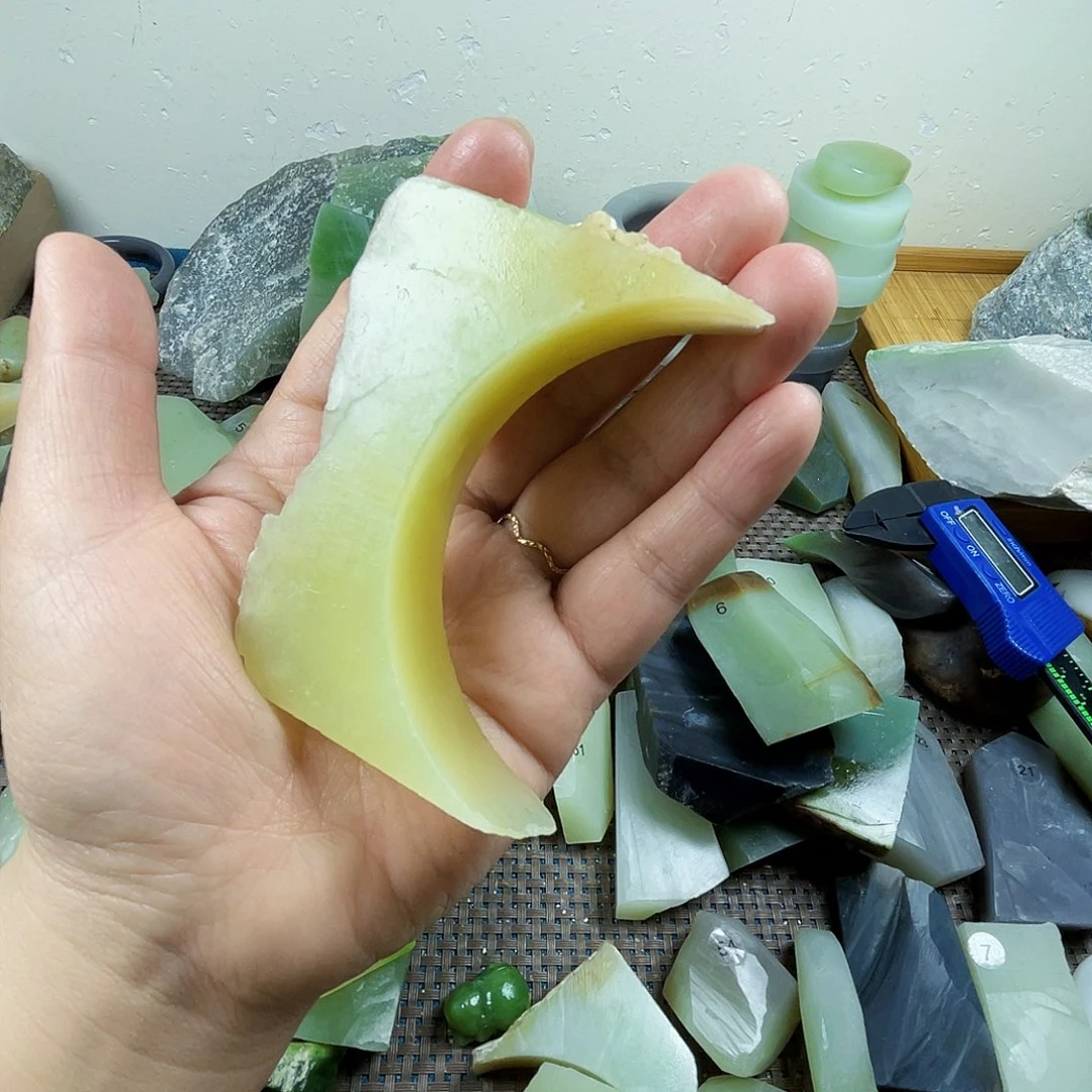 和田玉颈饰未镶嵌育*