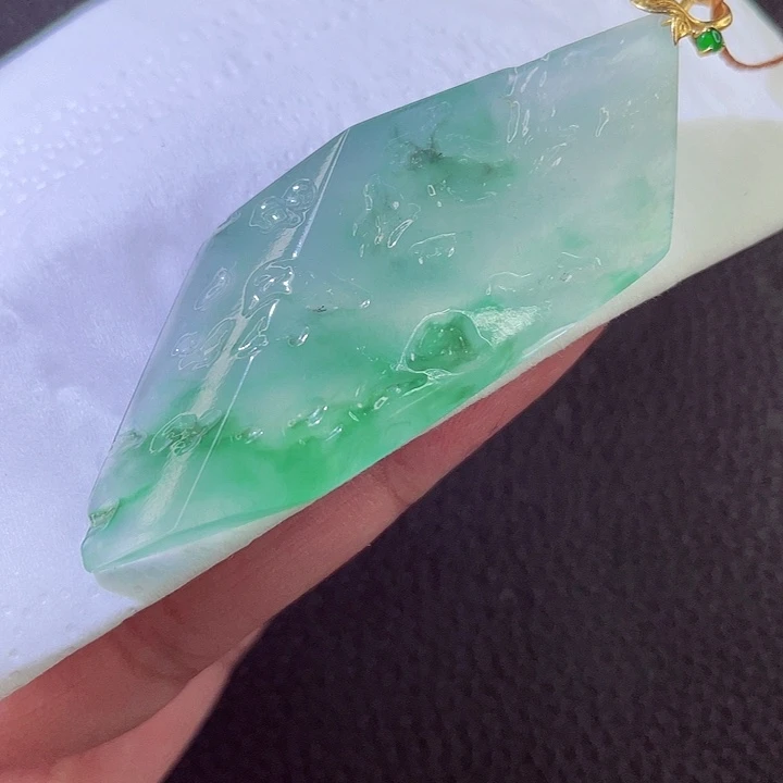 翡翠18K金镶嵌颈饰翡翠
