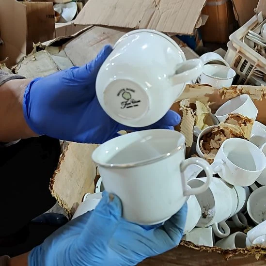 摆件盘子碗茶壶啥都有