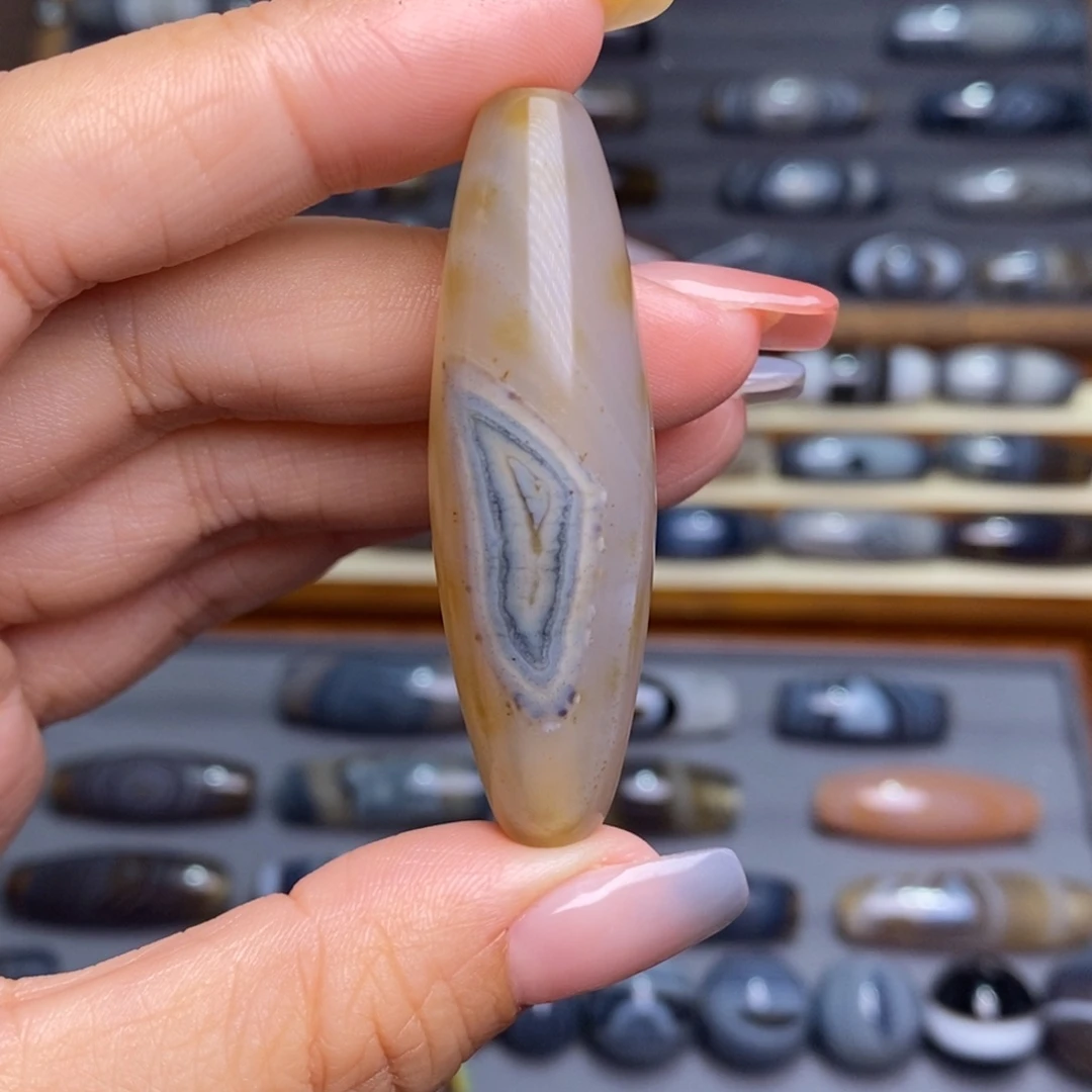 玛瑙/玉髓未镶嵌珠宝半成品卍****卍