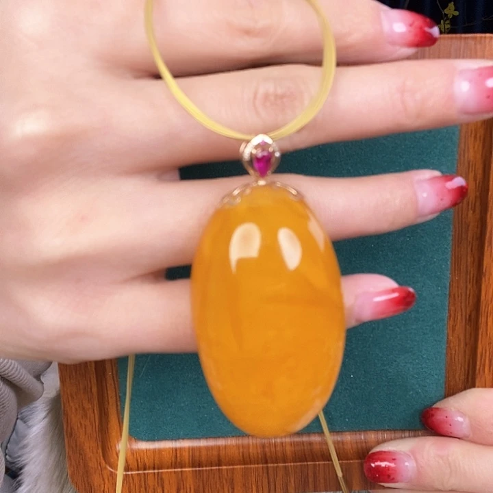 蜜蜡颈饰18K金镶嵌吊坠