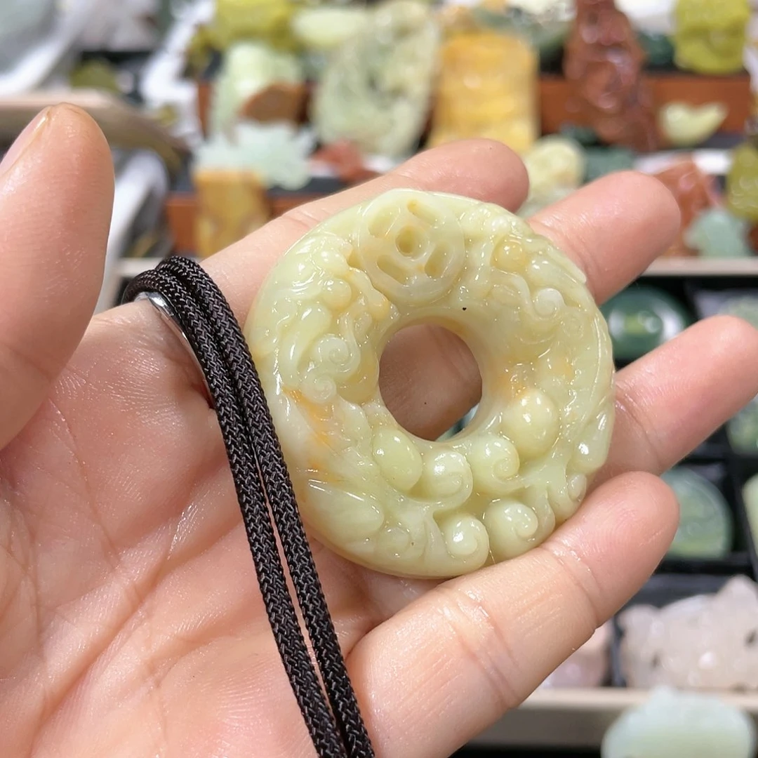 蛇纹石玉颈饰合金