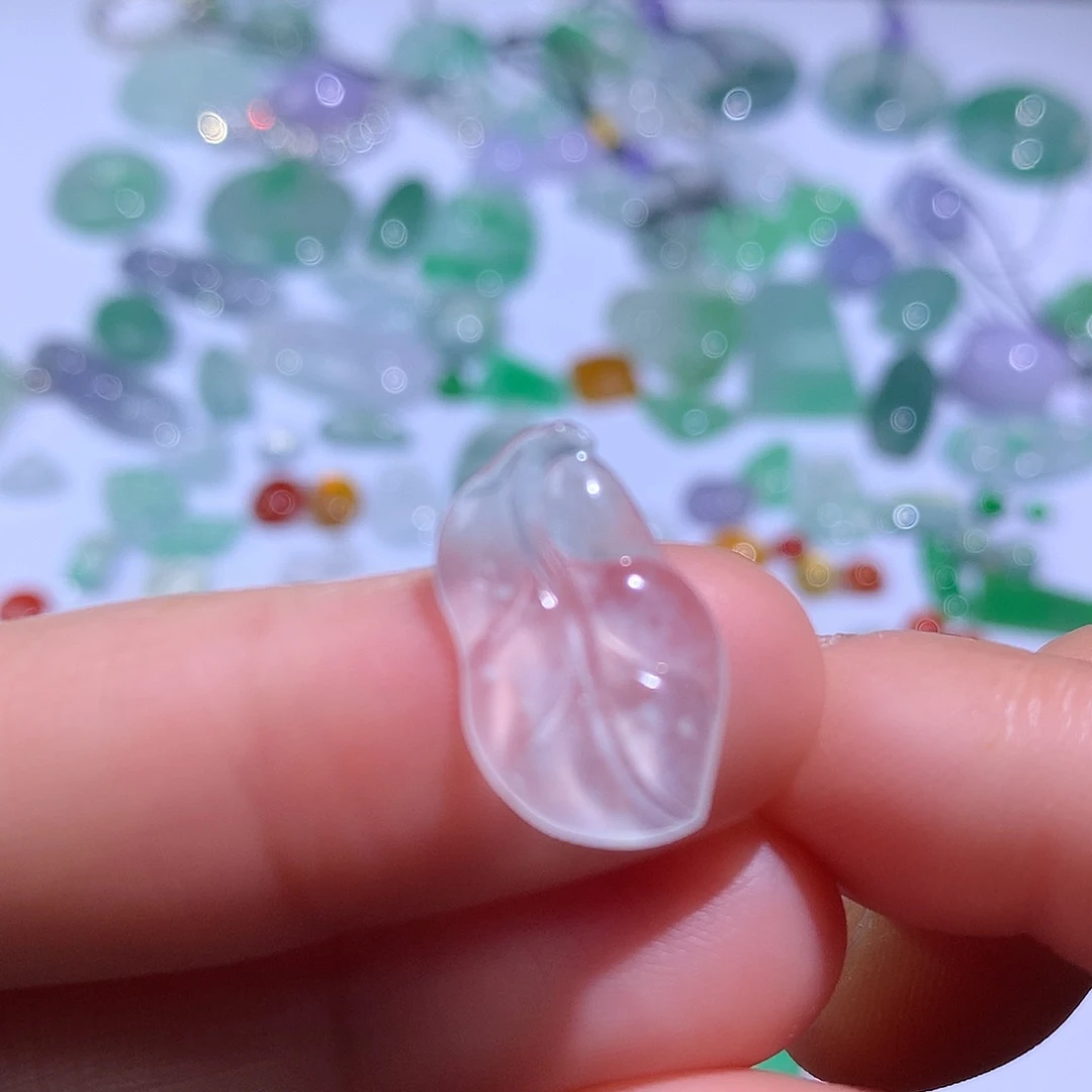 翡翠颈饰未镶嵌叶子