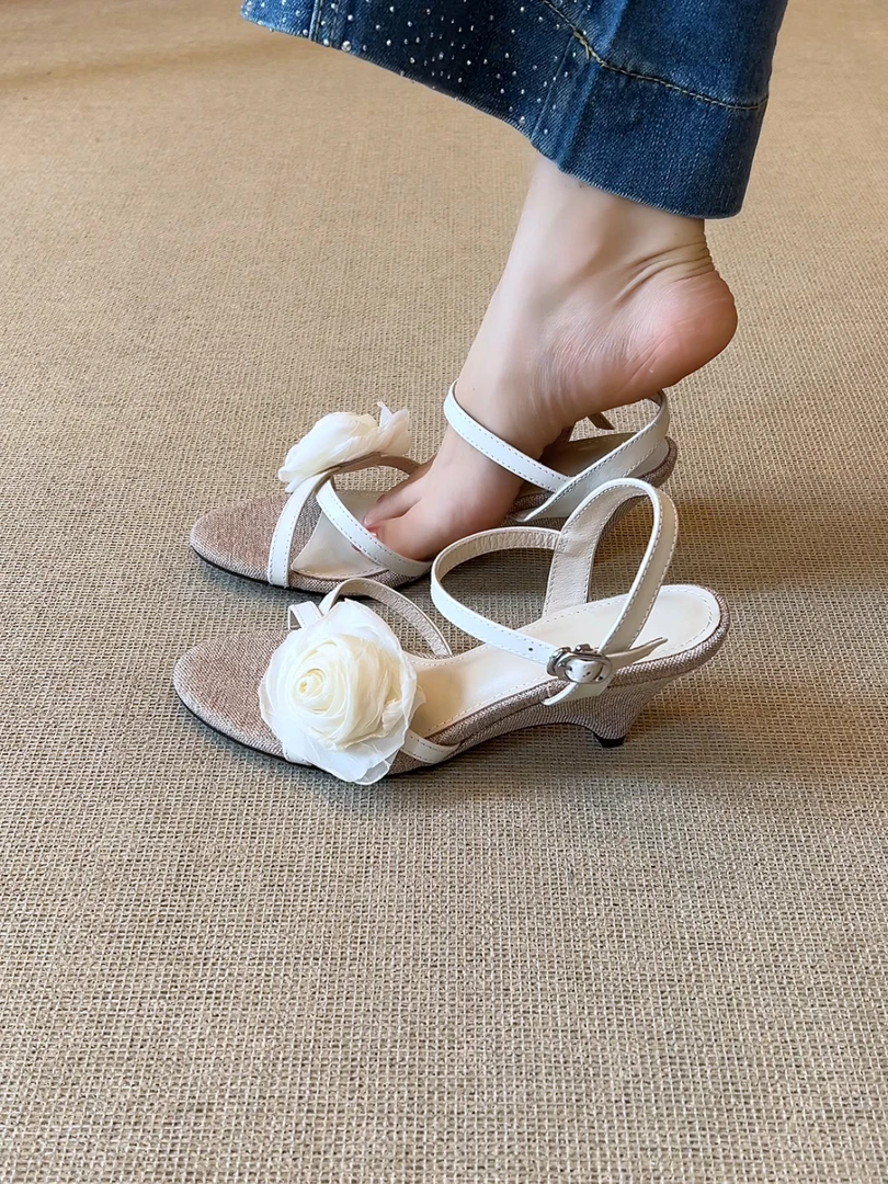 Elingjk/6.5cm小众设计复古花朵圆头一字带坡跟时尚露趾凉鞋