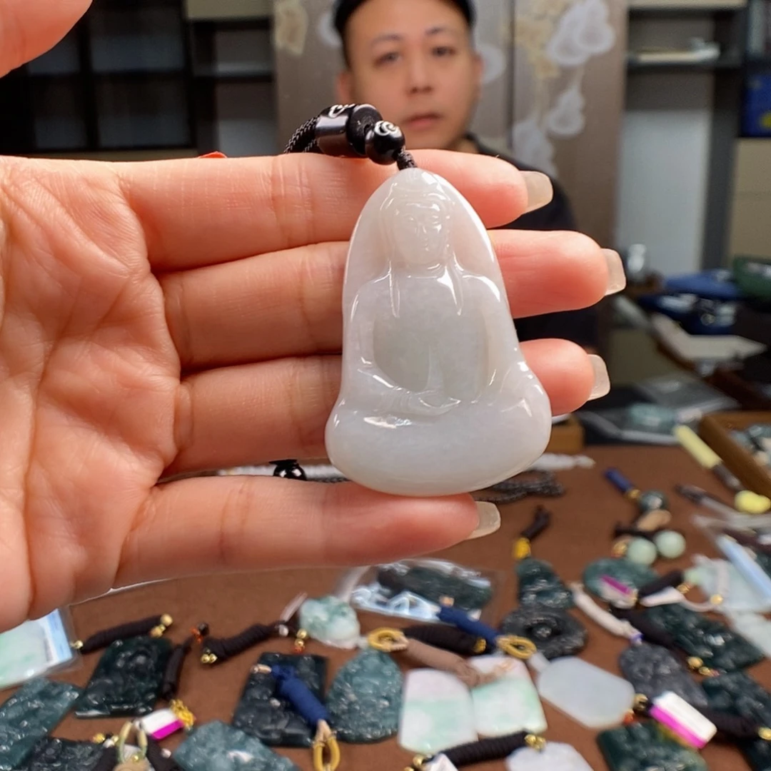颈饰未镶嵌翡翠?**。一