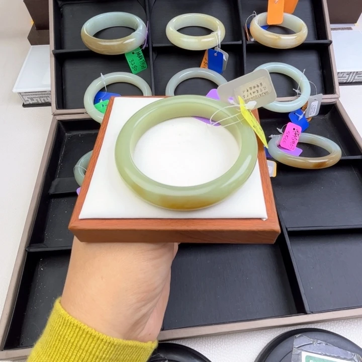 未镶嵌手镯和田玉七月