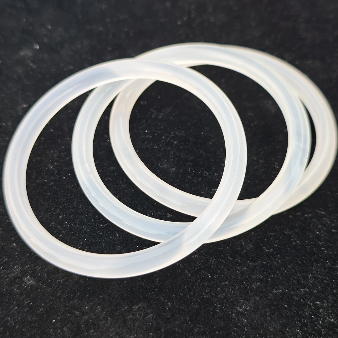 天然玛瑙玉髓 多样性发一件   注：所有手镯拍大不拍小 8182-91HJ