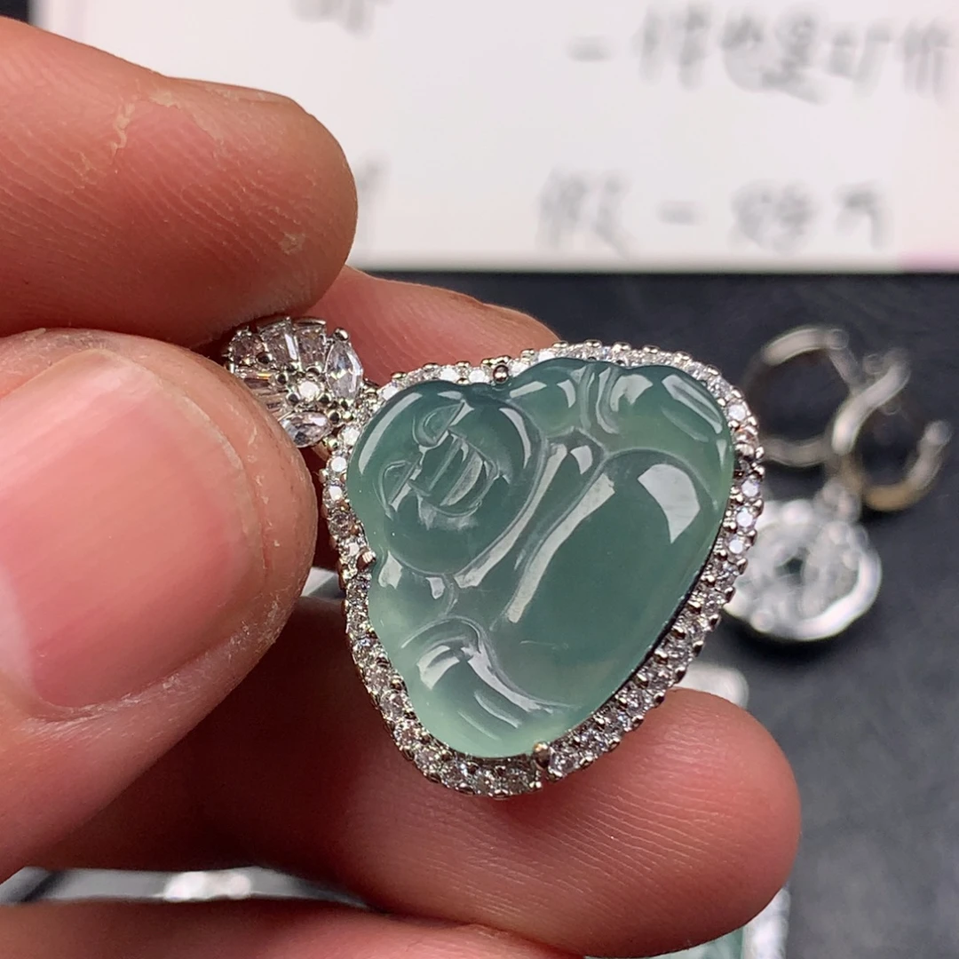 翡翠未镶嵌颈饰佛公