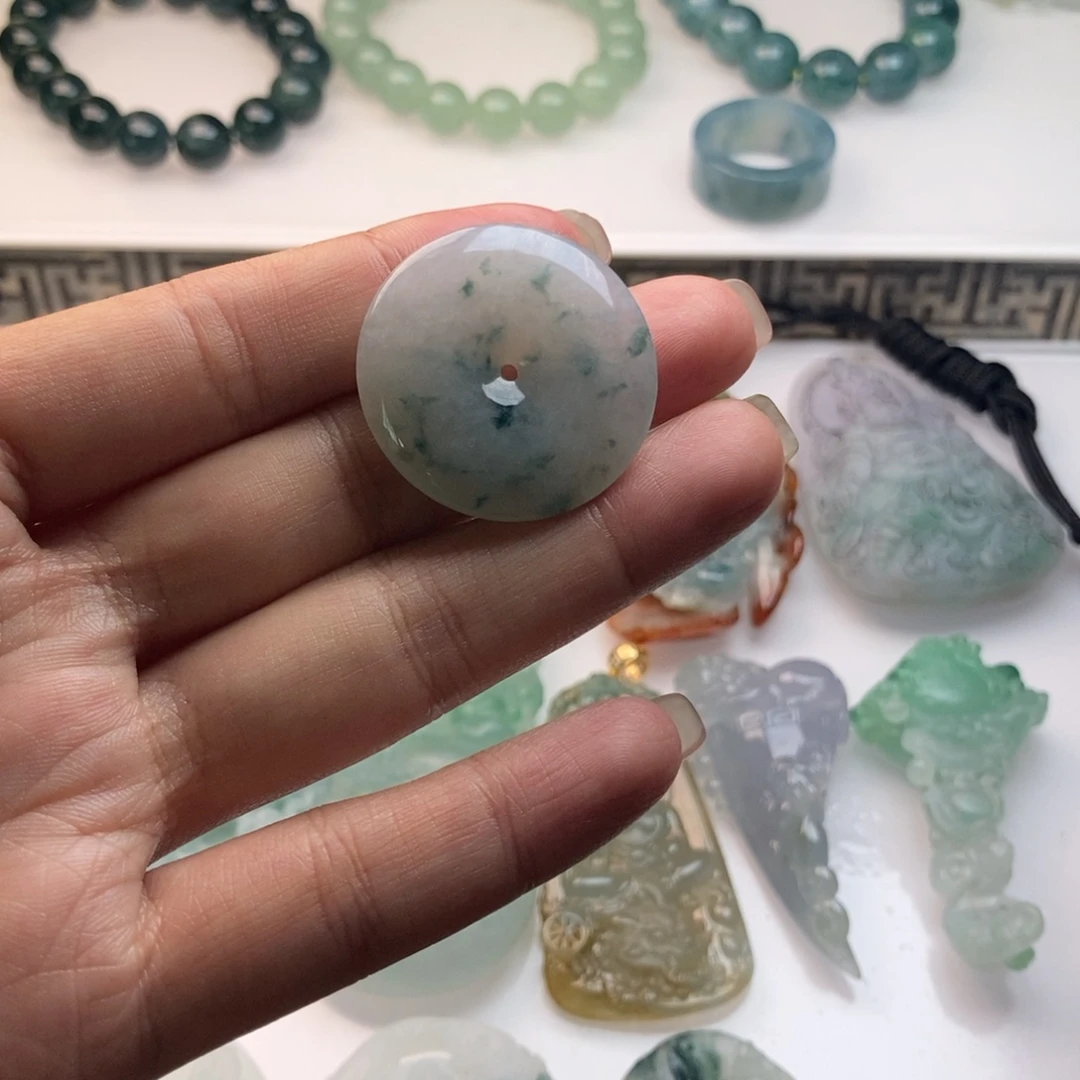 翡翠颈饰未镶嵌平安扣