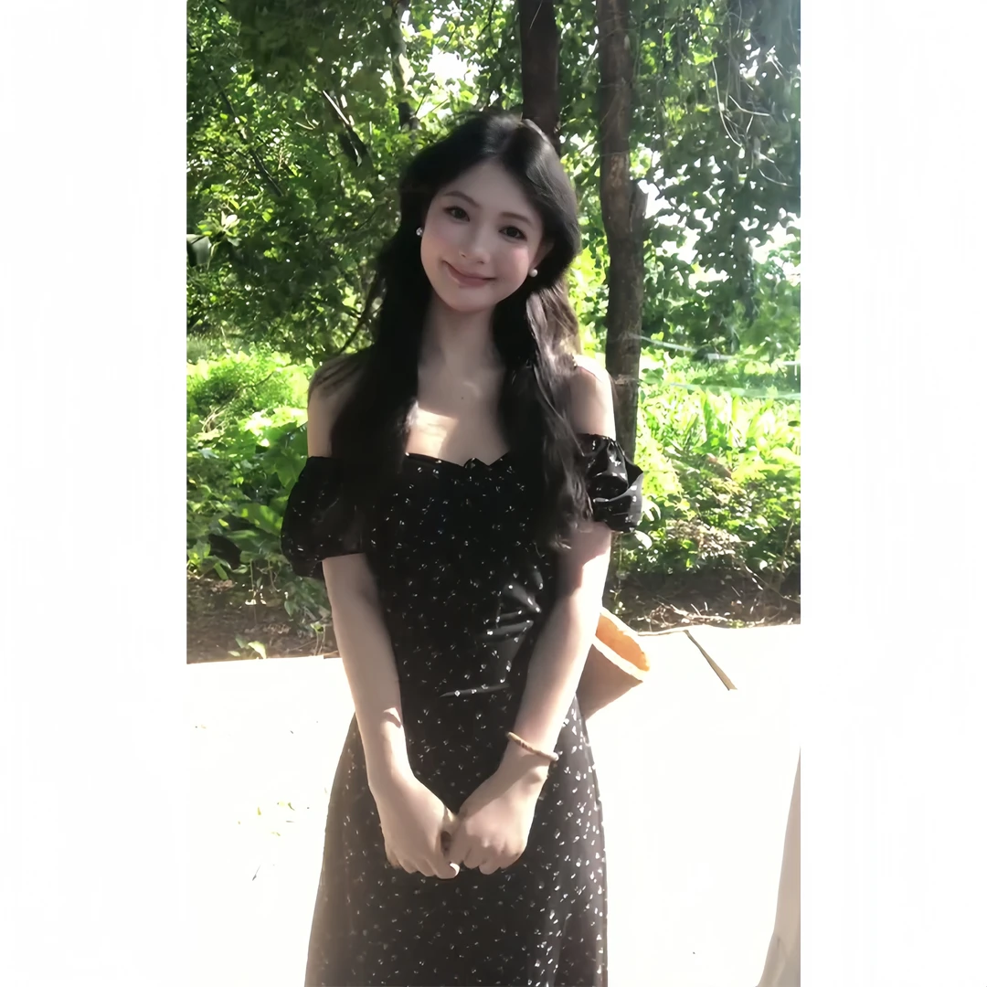 设计感连衣裙2025夏季新款法式气质一字肩短袖收腰中长款碎花裙子