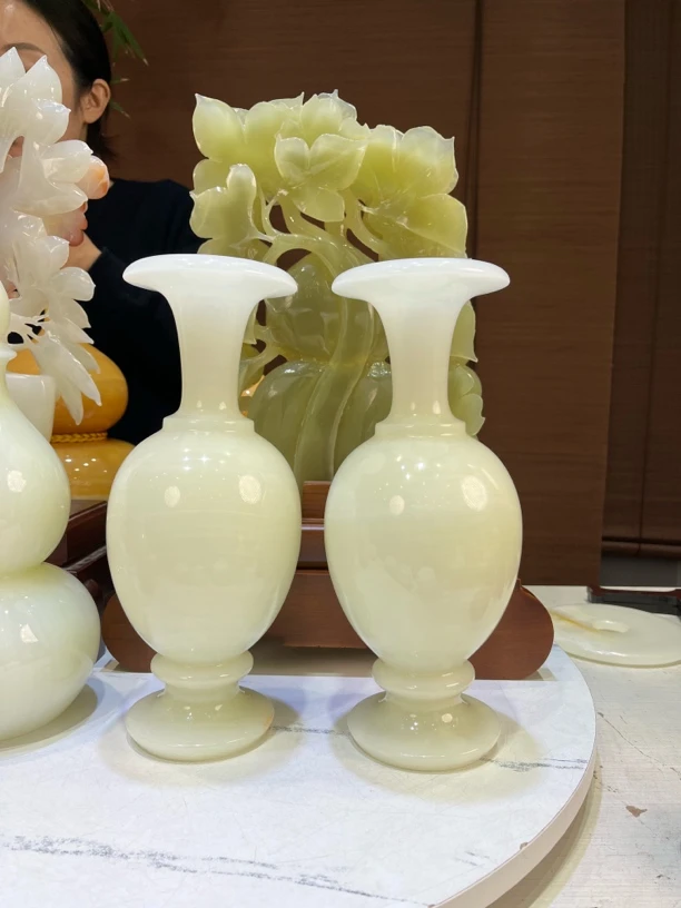 精品天然玉石花瓶摆件
