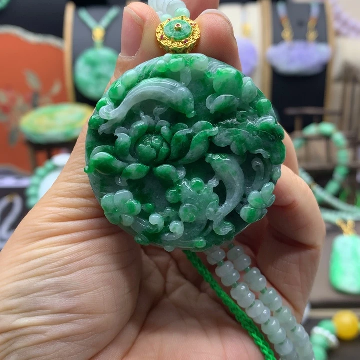 翡翠未镶嵌吊坠(赠链)