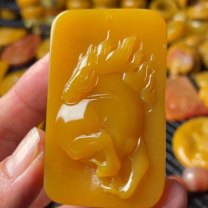 未镶嵌石英质玉（黄龙玉）颈饰