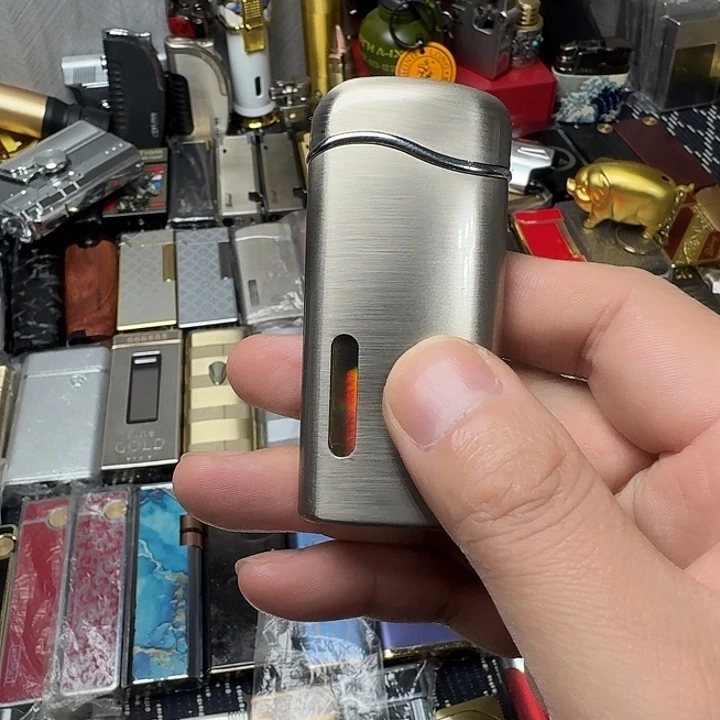 楼***里银色防风充气打火机