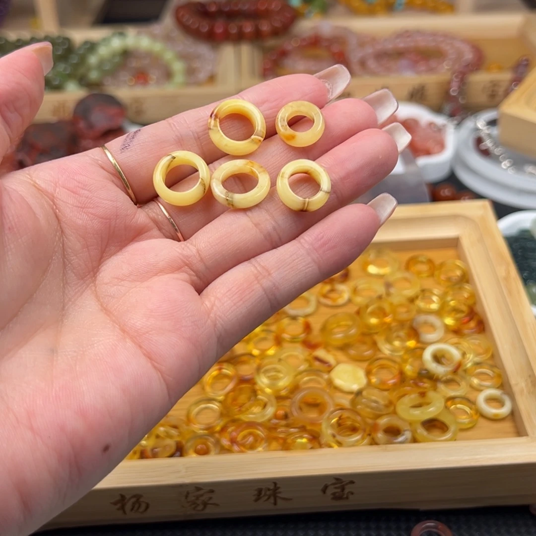 未镶嵌颈饰琥珀多样性