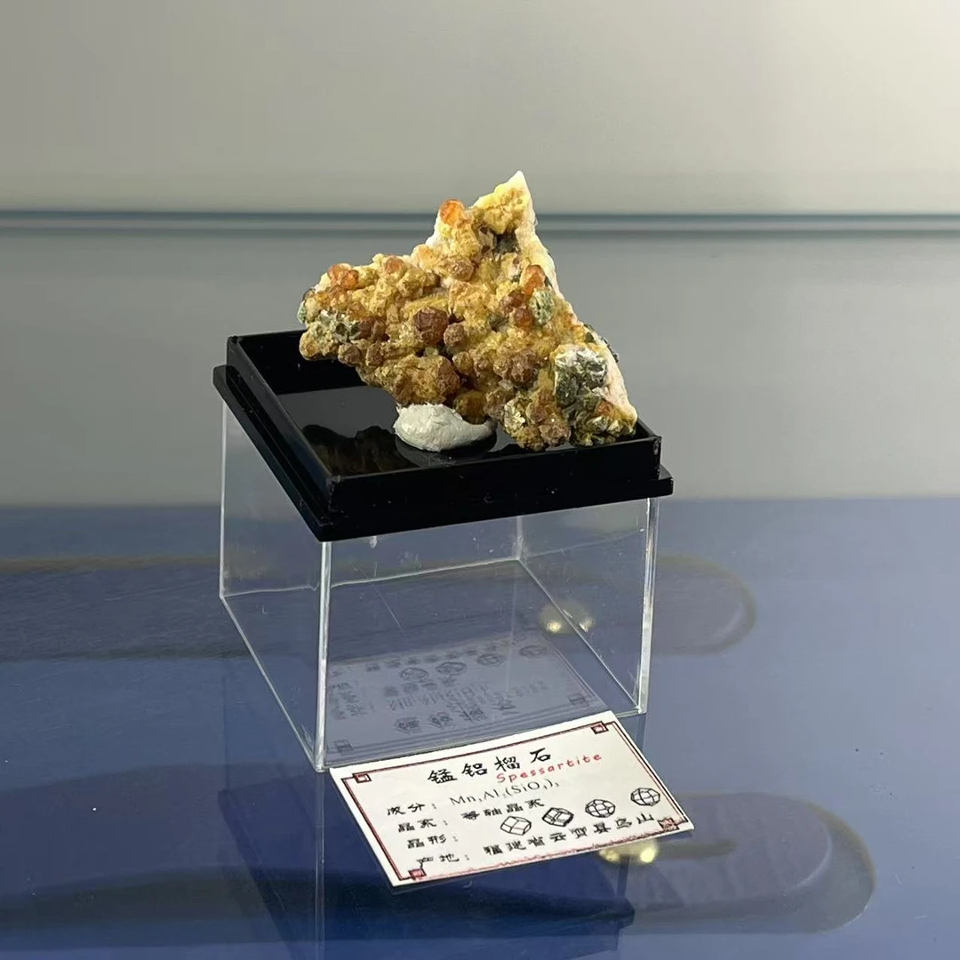 锰铝榴石矿物晶体标本，等轴晶系，产于福建