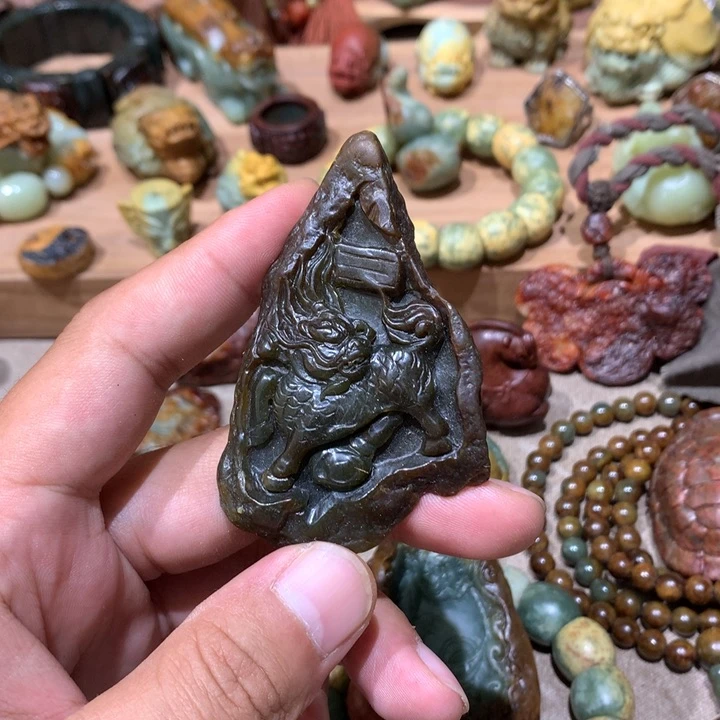 未镶嵌岫岩河磨玉（透闪石质玉）挂件