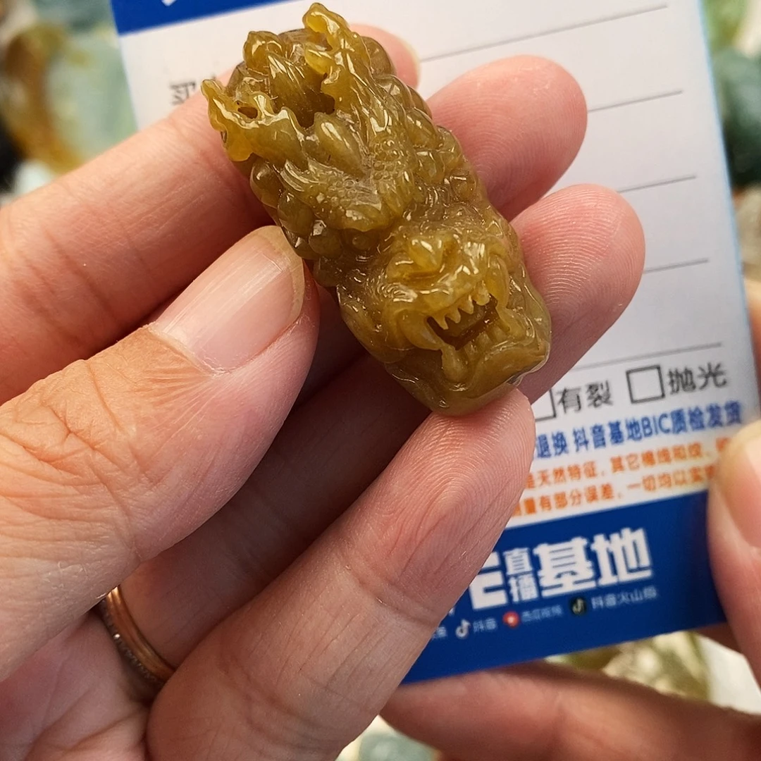 翡翠未镶嵌颈饰龙头