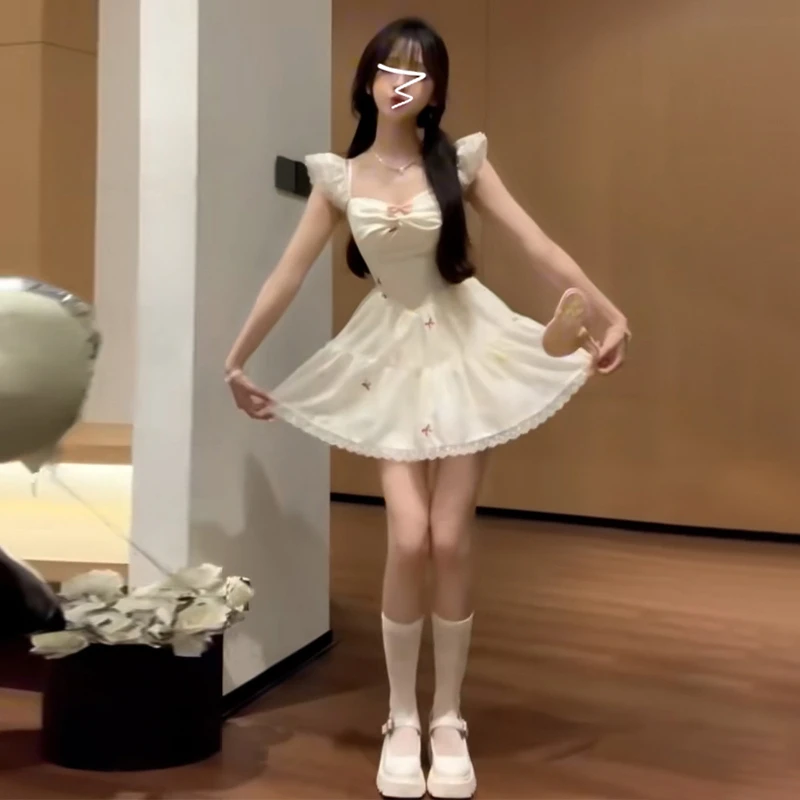 2648显瘦气质白色辣妹性感夏季法式复古小众收腰泡泡袖连衣裙