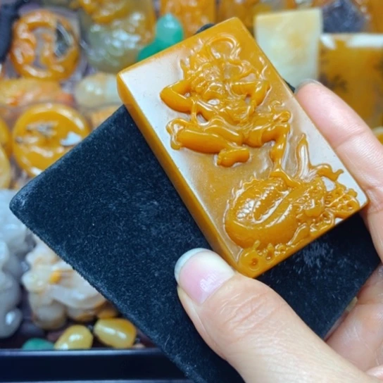 石英质玉（黄龙玉）未镶嵌颈饰