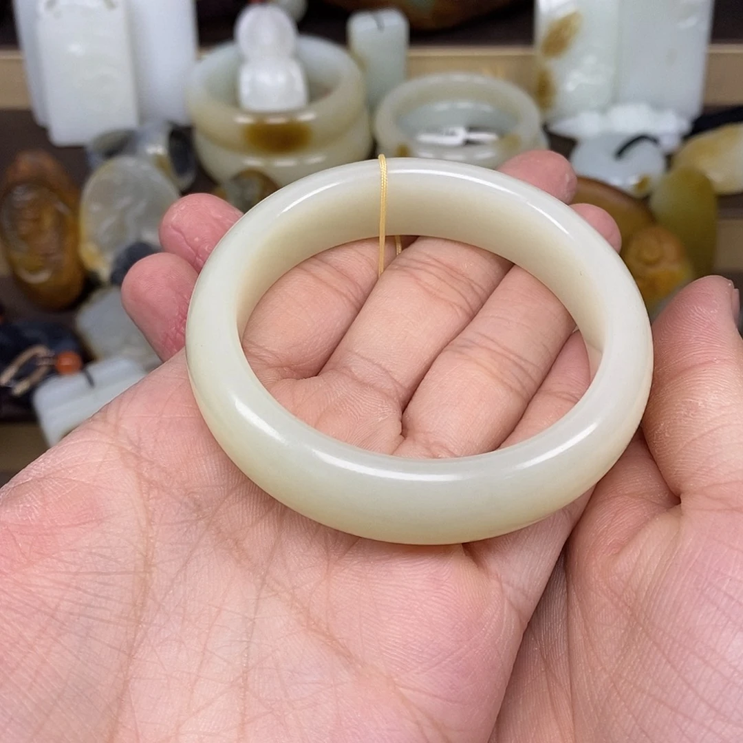 和田玉未镶嵌手镯