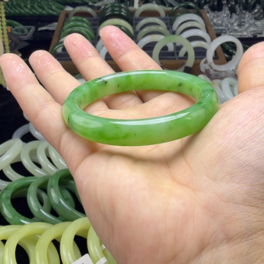 突***突和田玉未镶嵌手镯