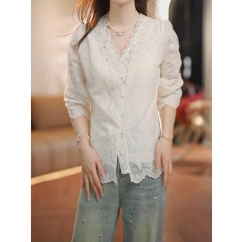镂空勾花喇叭袖蕾丝衫女早春内搭花边领打底衫上衣LK2501850