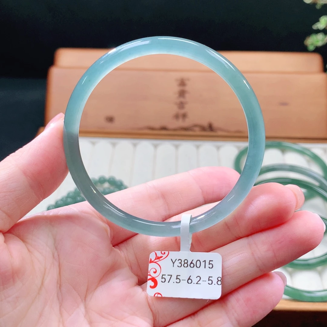 翡翠手镯（圆镯）未镶嵌