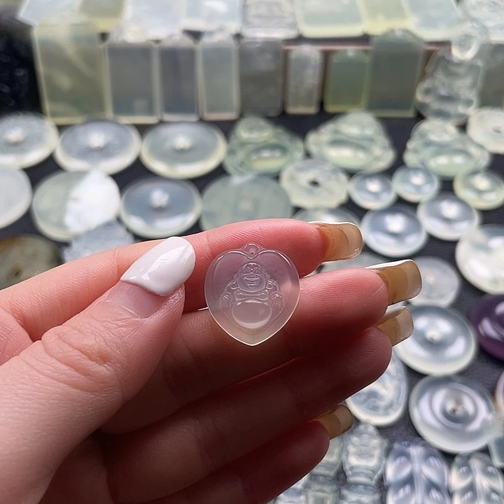 岫玉未镶嵌颈饰爱肚佛