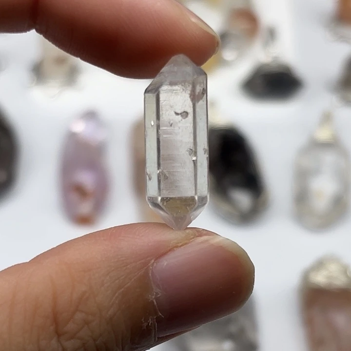 水晶未镶嵌颈饰闪灵钻