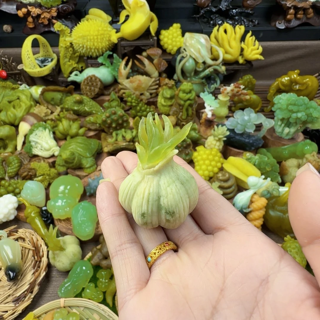 杨***杨蛇纹石玉未镶嵌摆件