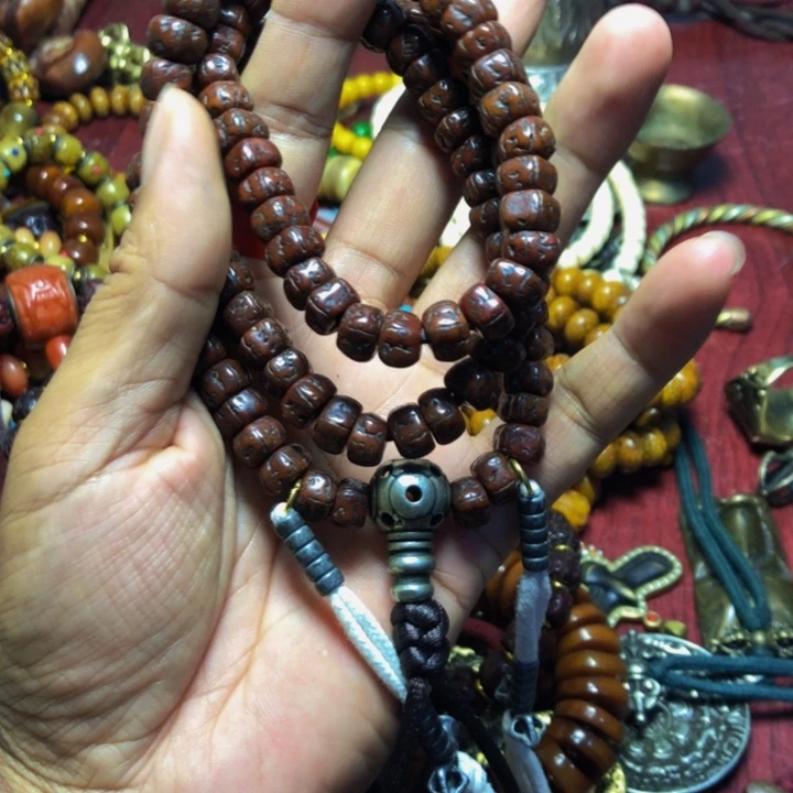 改****手串搭配技巧白色衬衫