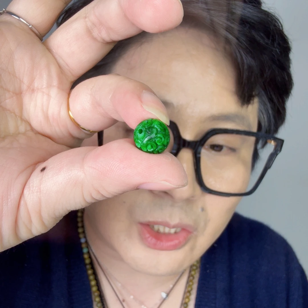 翡翠未镶嵌颈饰一件