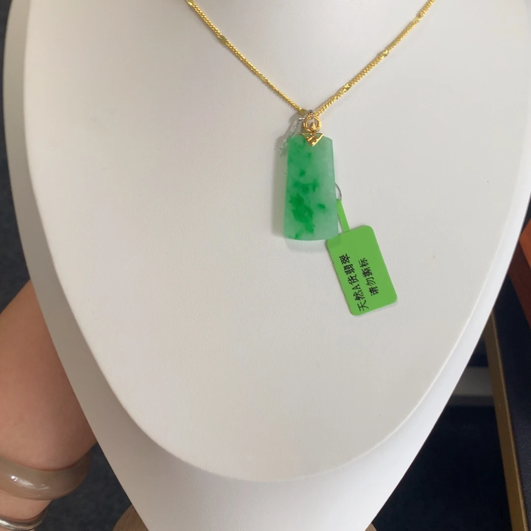 颈饰18K金镶嵌翡翠