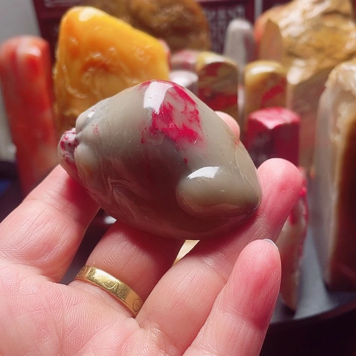 昌化鸡血石质地细腻柔软