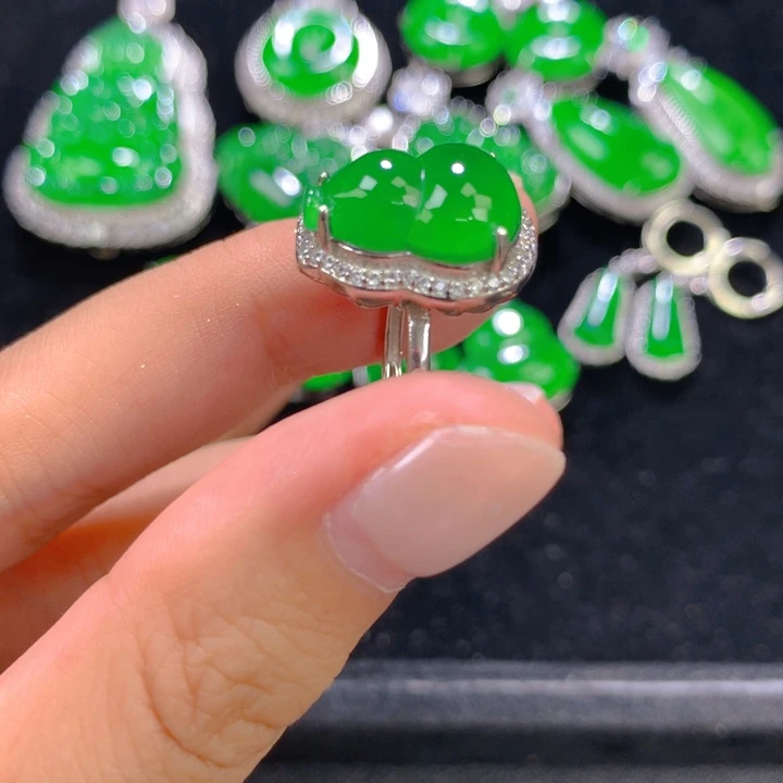 翡翠银S925镶嵌戒指一个