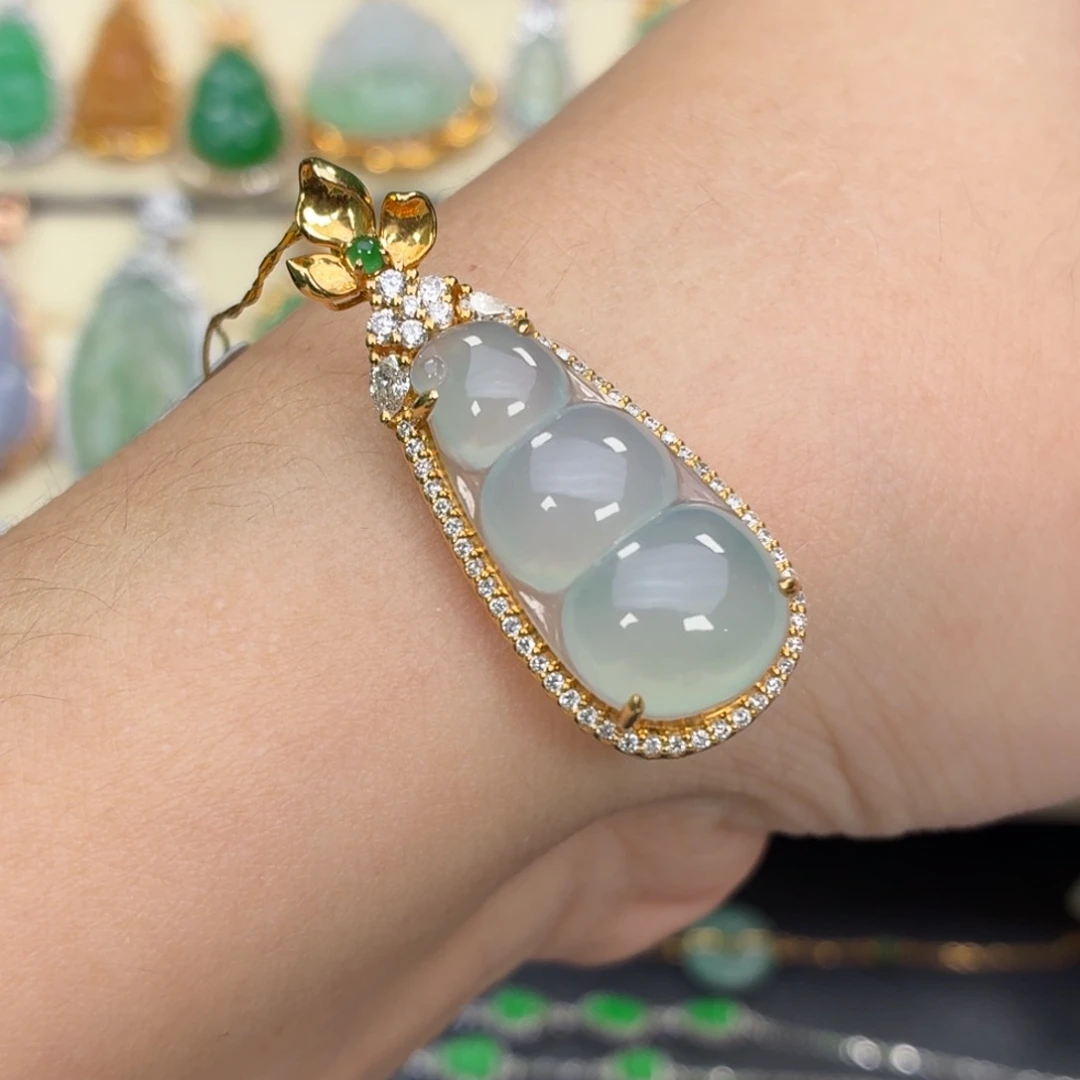 翡翠18K金镶嵌颈饰