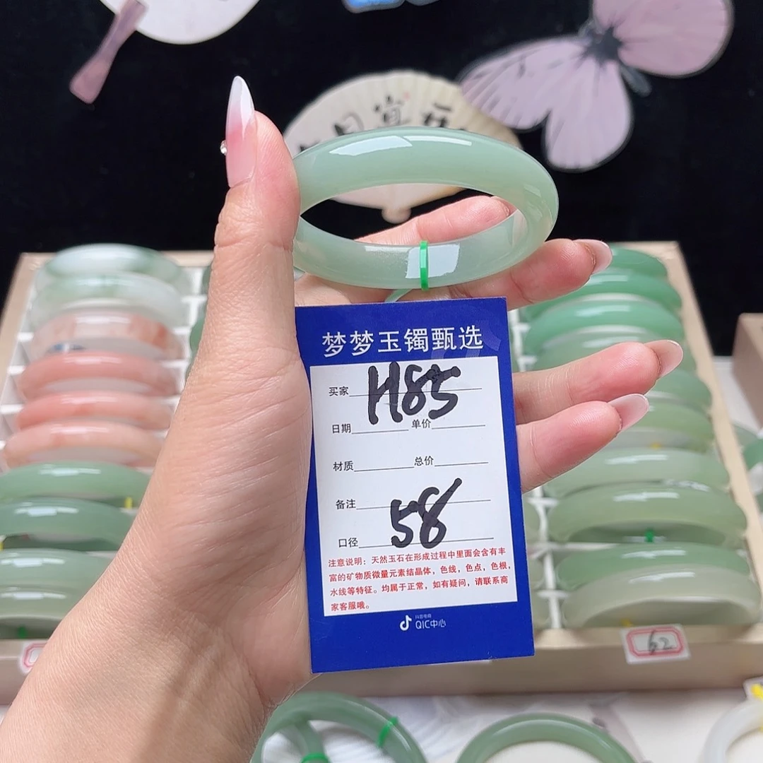 夏***央石英质玉未镶嵌手镯